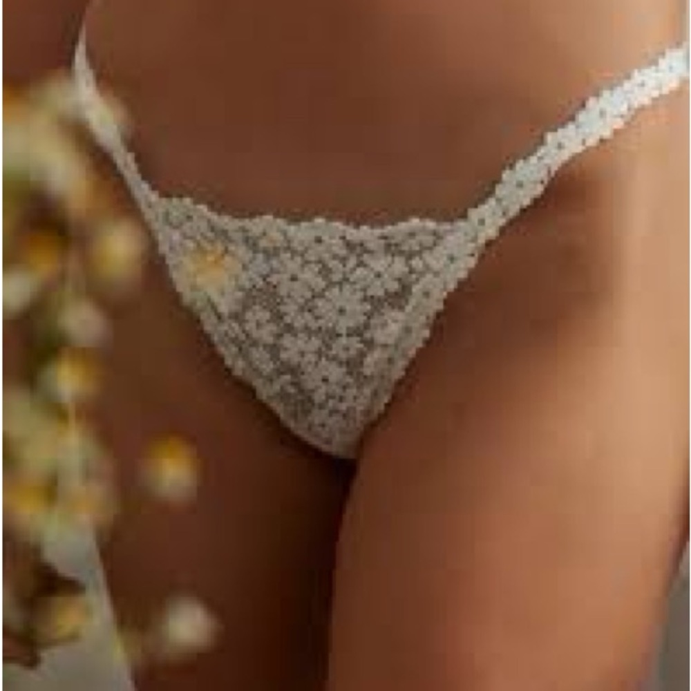 Never Worn Aerie Daisy Thong - Picture 2 of 5
